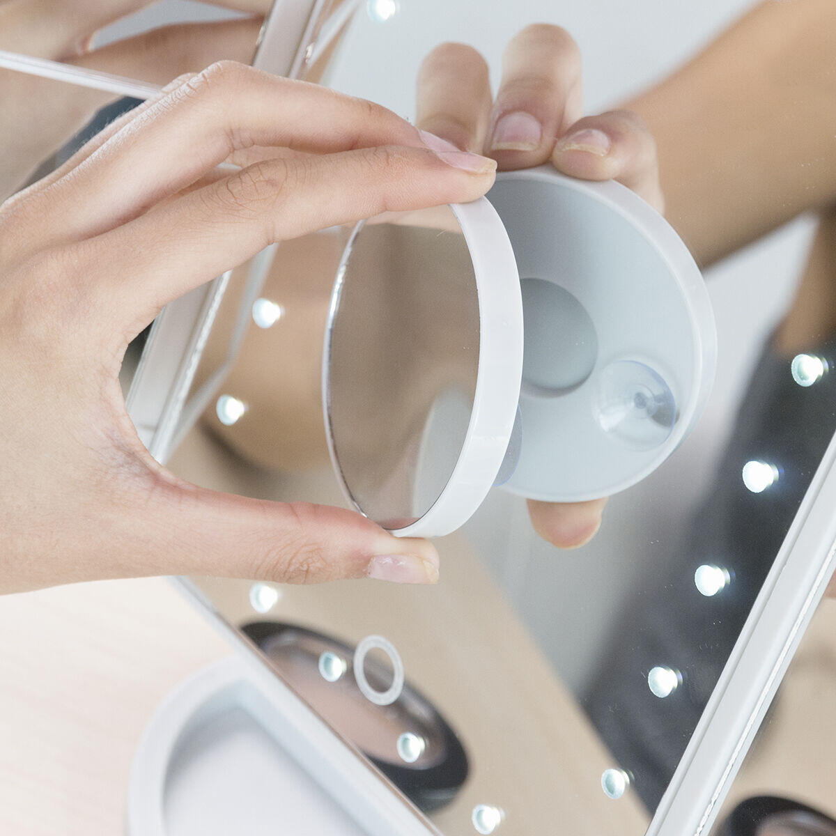 InnovaGoods 4-in-1 Ledflect LED Magnifying Mirror